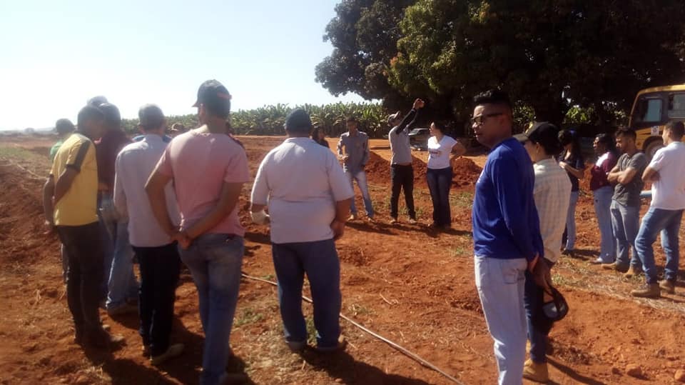 Visita tcnica com os alunos do curso tcnico em Agropecuria na fazenda Santo Antonio. Professor Miragem.
