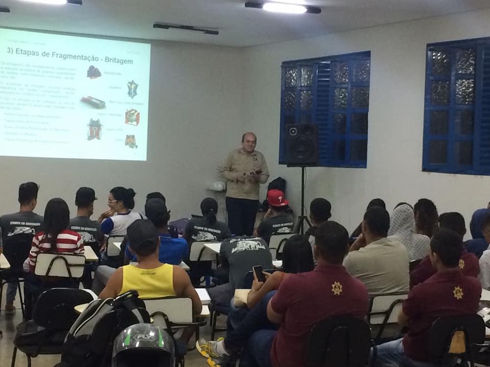 Palestra sobre Tratamento de Minrio para os alunos do curso tcnico em Minerao, ministrada pelo Engenheiro de Minas Leone Freire da Silva