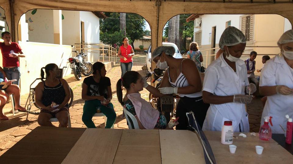 Palestra com o Enfermeiro e diretor Vincius e participao dos alunos do curso tcnico em Esttica em um dia de ao no CRAS Paracatuzinho.