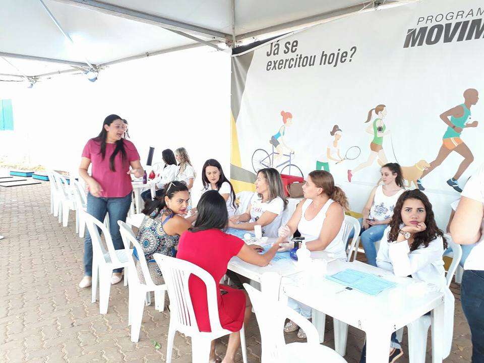 Participao dos alunos dos cursos tcnicos de Enfermagem e de Esttica no evento Integrar na Praa com as professoras Lorena e Aline.